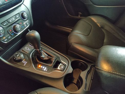 Used 2019 Jeep Cherokee Limited image 26