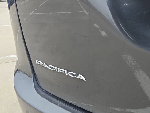 Used 2018 Chrysler Pacifica Touring-L image 11