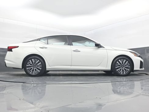 Used 2025 Nissan Altima 2.5 SV FWD image 31