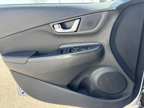 Used 2023 Hyundai Kona SE image 5