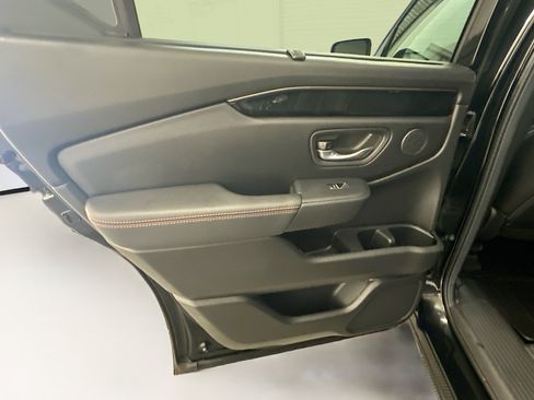 Used 2025 Honda Pilot TrailSport image 27