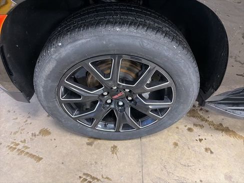 Used 2024 GMC Yukon SLT w/ SLT Luxury Package image 9