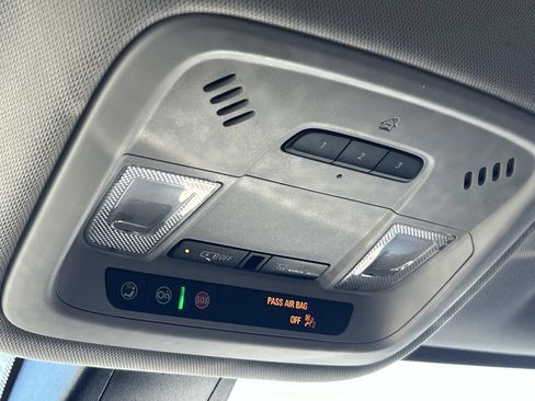 Used 2021 Chevrolet Traverse LT w/ LT Premium Package image 27