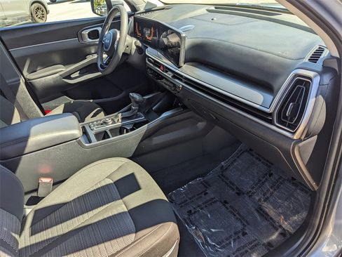 Certified 2025 Kia Sorento LX image 13