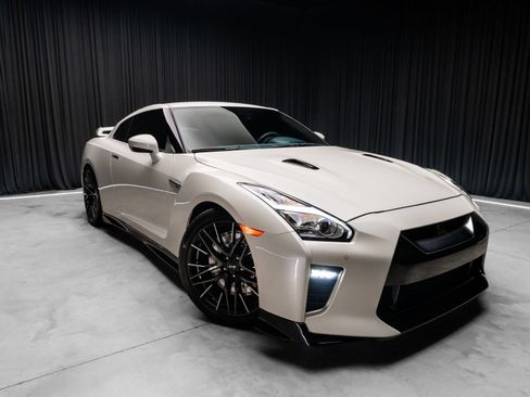 Used 2020 Nissan GT-R Premium AWD/4WD image 10