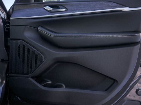 New 2025 Jeep Grand Cherokee Limited w/ Black Appearance Package image 10