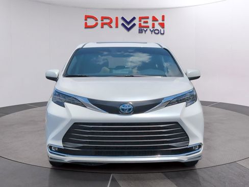 Used 2024 Toyota Sienna XLE FWD image 8