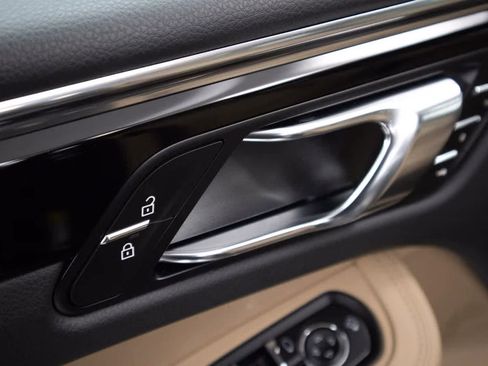 Certified 2025 Porsche Macan AWD/4WD image 26