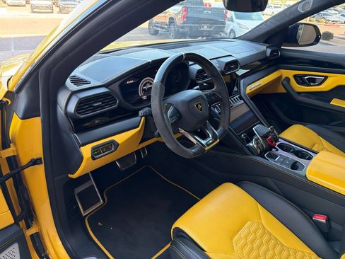 Used 2021 Lamborghini Urus AWD/4WD image 3