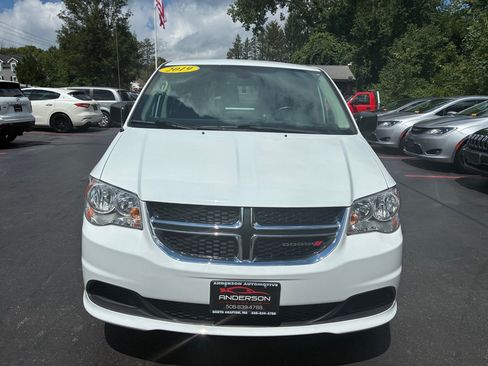 Used 2019 Dodge Grand Caravan SE FWD image 2