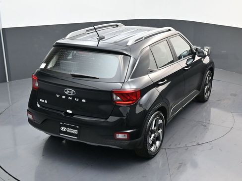 Certified 2025 Hyundai Venue SEL image 18
