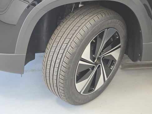 New 2026 Volkswagen Taos SE image 31