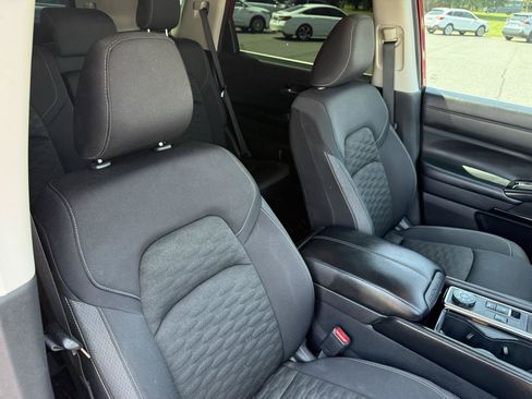 Used 2022 Nissan Pathfinder SV AWD/4WD image 21