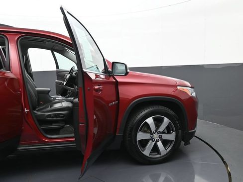 Certified 2019 Chevrolet Traverse LT w/ LT Premium Package AWD/4WD image 9