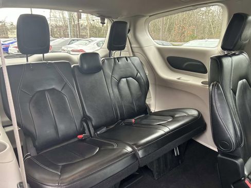 Used 2023 Chrysler Pacifica Touring-L image 16