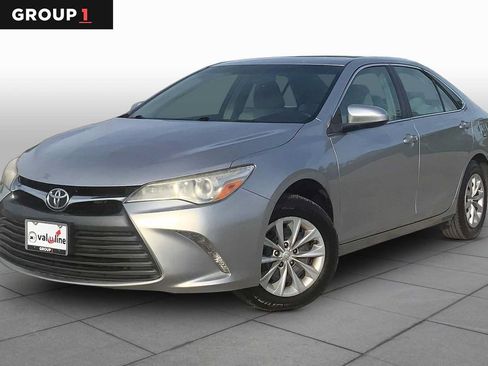 Used 2017 Toyota Camry LE FWD image 1