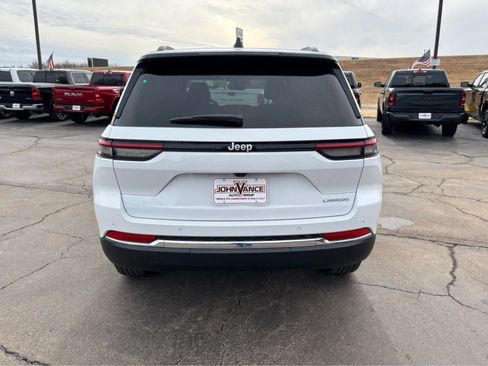 Used 2025 Jeep Grand Cherokee Laredo RWD image 7