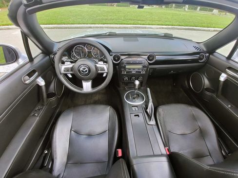 Used 2006 MAZDA MX-5 Miata Grand Touring RWD image 12