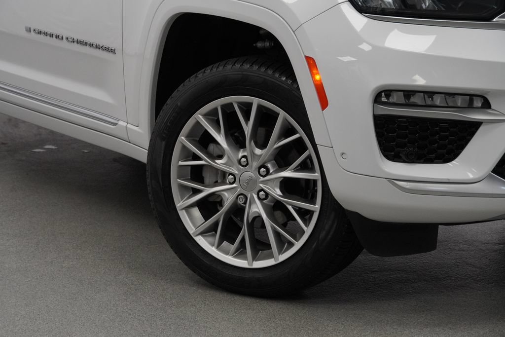 Certified 2022 Jeep Grand Cherokee Summit w/ Adv Protech Group IV AWD/4WD image 8