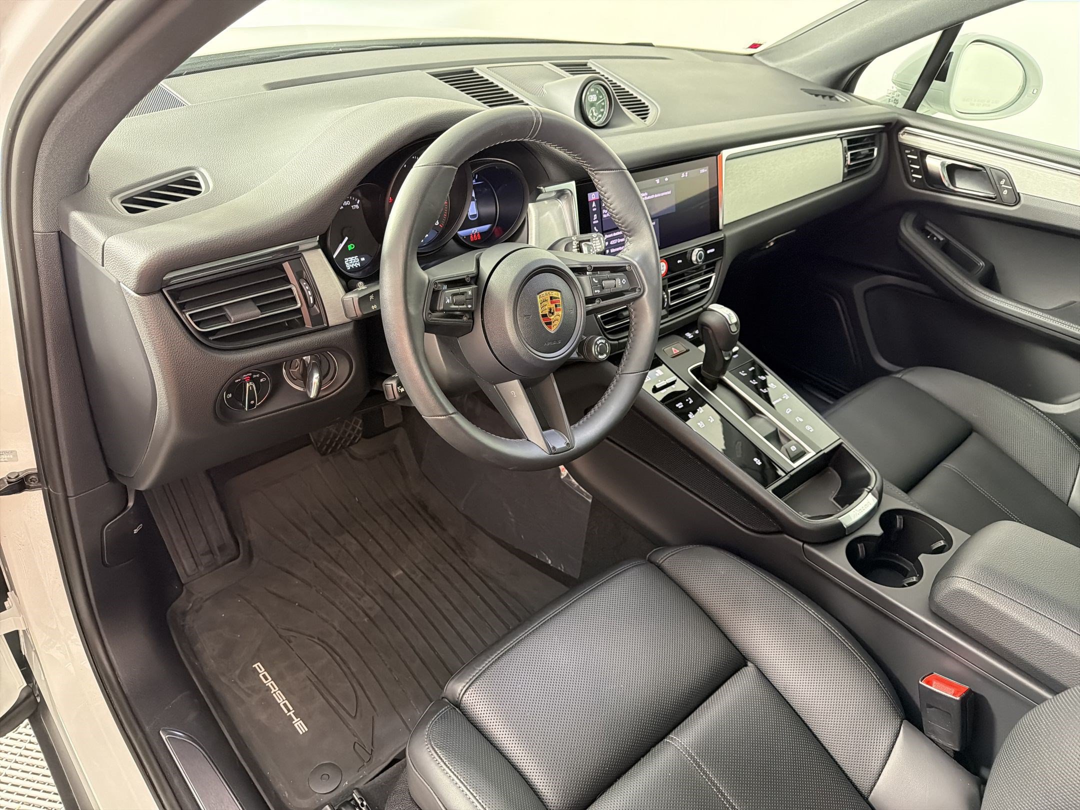 Certified 2026 Porsche Macan AWD/4WD image 4