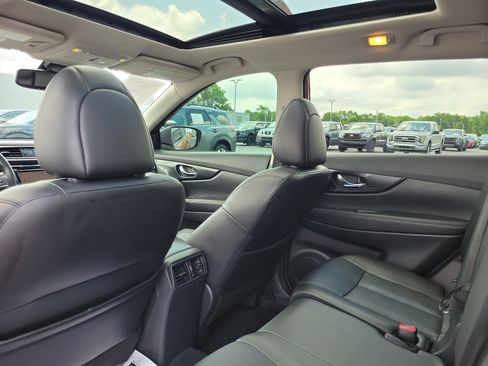 Used 2018 Nissan Rogue SL w/ Premium Package AWD/4WD image 14