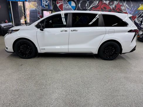 Used 2021 Toyota Sienna XSE FWD image 2