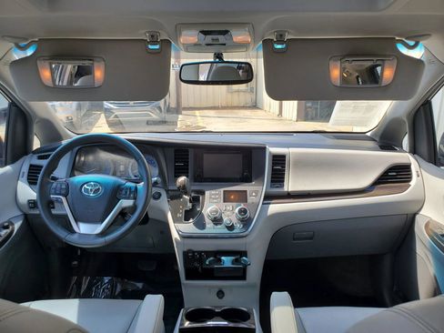 Used 2017 Toyota Sienna XLE w/ XLE Navigation Package FWD image 40