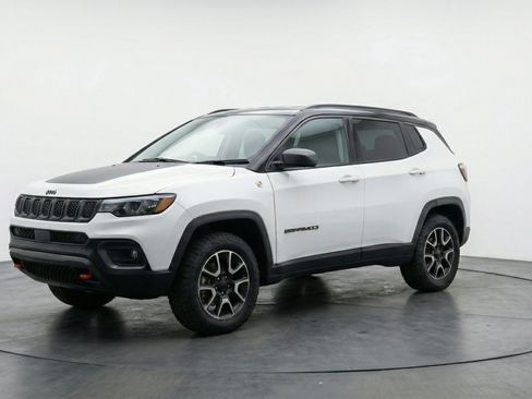 Used 2025 Jeep Compass Trailhawk AWD/4WD image 3