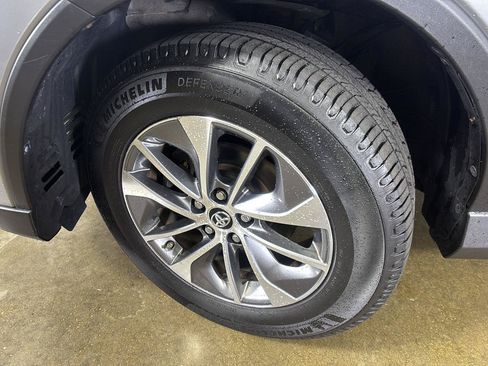 Used 2017 Toyota RAV4 XLE AWD/4WD image 5