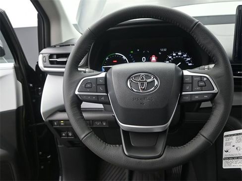 New 2026 Toyota Sienna XLE image 5