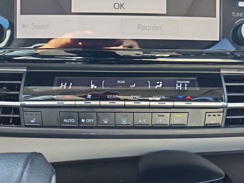 Used 2022 Toyota Sienna XLE image 28