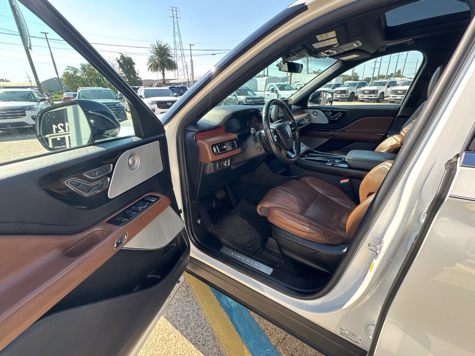 Used 2022 Lincoln Aviator Reserve w/ Equipment Group 201A AWD/4WD image 9