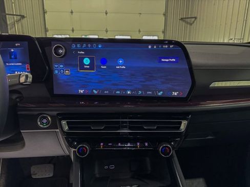 Used 2024 Chevrolet Traverse Z71 image 16