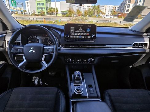 Used 2023 Mitsubishi Outlander SE image 11