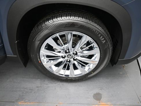Used 2025 Toyota Grand Highlander AWD image 13