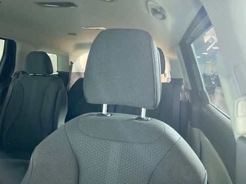 Used 2024 Kia Carnival LX image 21