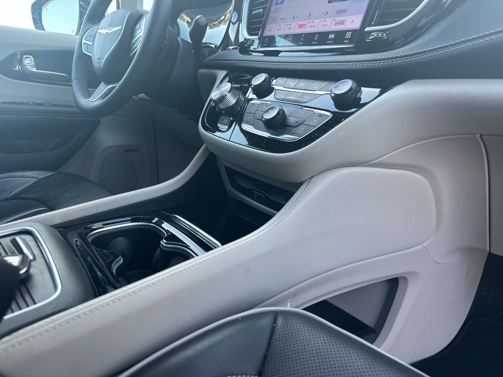 Used 2023 Chrysler Pacifica Limited w/ Uconnect Theater Family Group FWD image 40