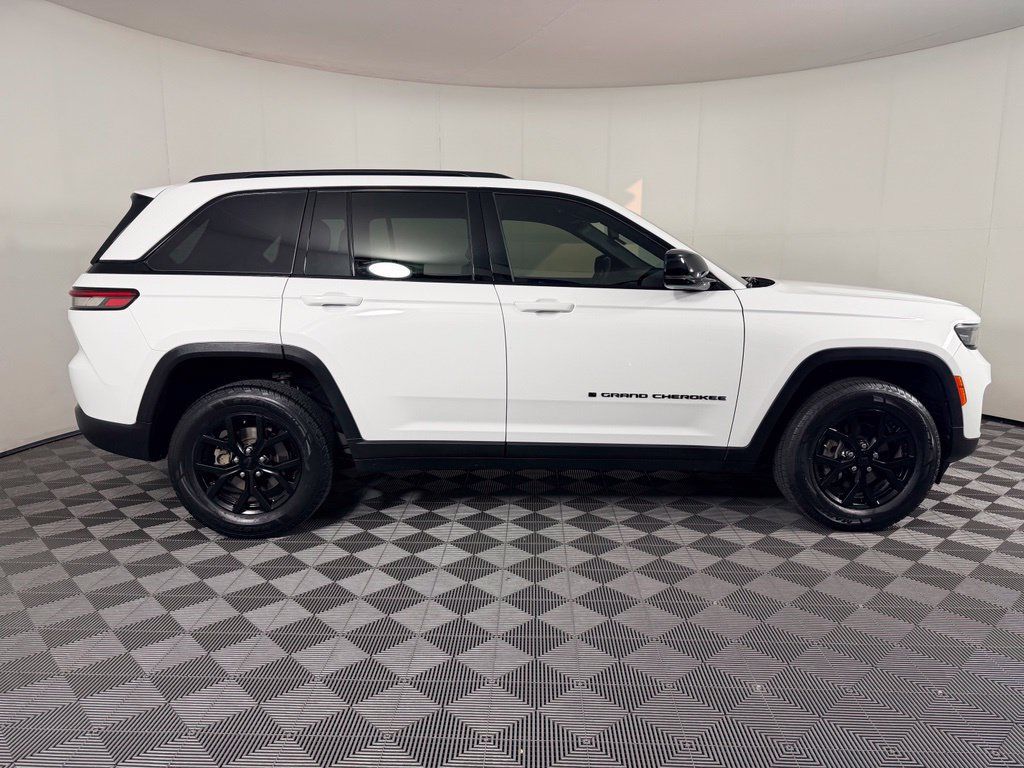 Used 2025 Jeep Grand Cherokee Altitude RWD image 14
