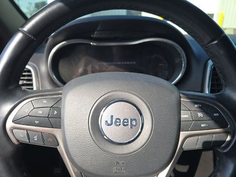 Used 2020 Jeep Grand Cherokee Laredo image 4