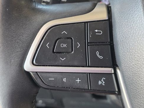 Used 2023 Toyota Highlander LE AWD/4WD image 28