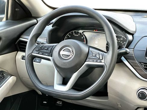 Used 2025 Nissan Altima 2.5 SV FWD image 27