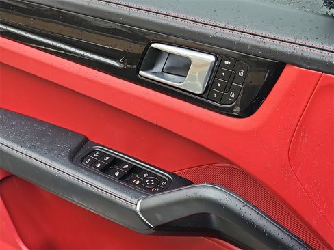 Used 2022 Porsche Cayenne image 32