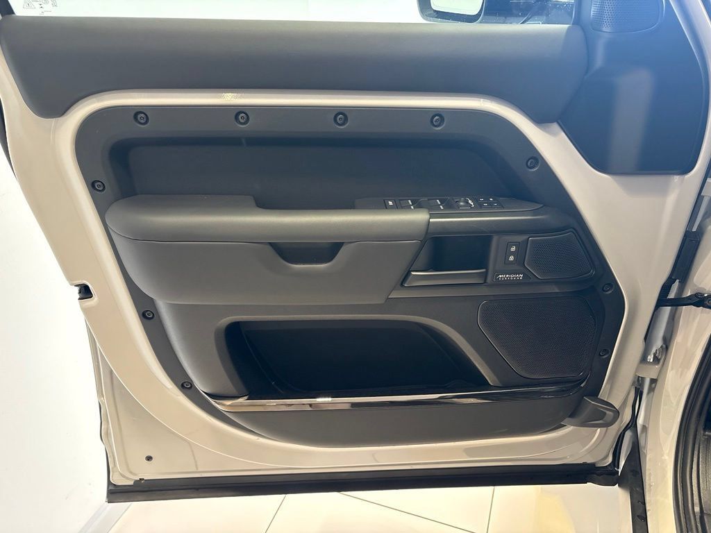 New 2026 Land Rover Defender 110 AWD/4WD image 27