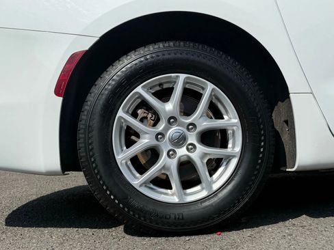 Used 2021 Chrysler Voyager Lxi image 29