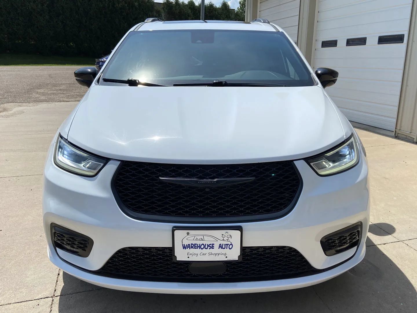 Used 2025 Chrysler Pacifica Limited FWD image 3