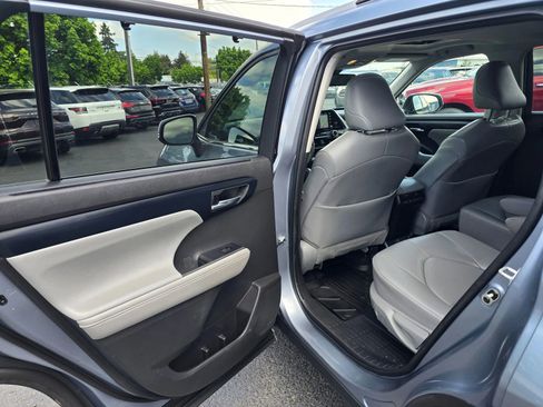 Used 2022 Toyota Highlander XLE AWD/4WD image 18