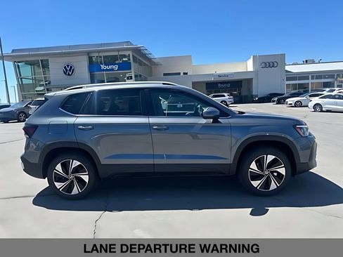 New 2026 Volkswagen Taos SE AWD/4WD image 2