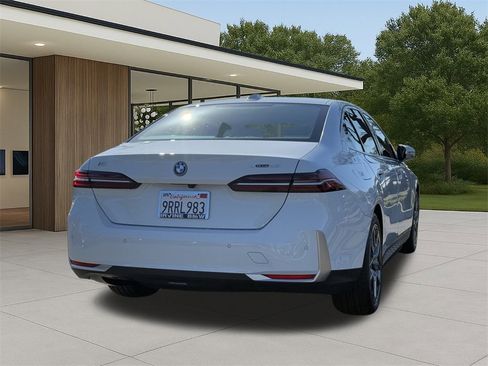 Used 2025 BMW i5 xDrive40 w/ Premium Package image 8