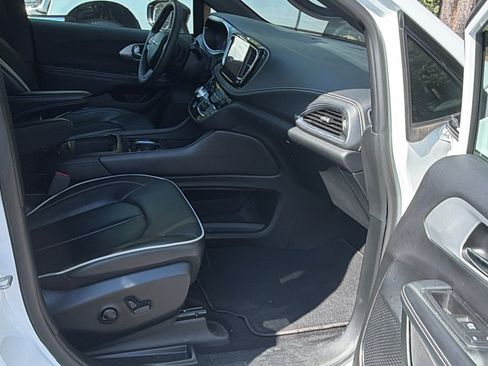 Used 2025 Chrysler Pacifica Limited FWD image 20