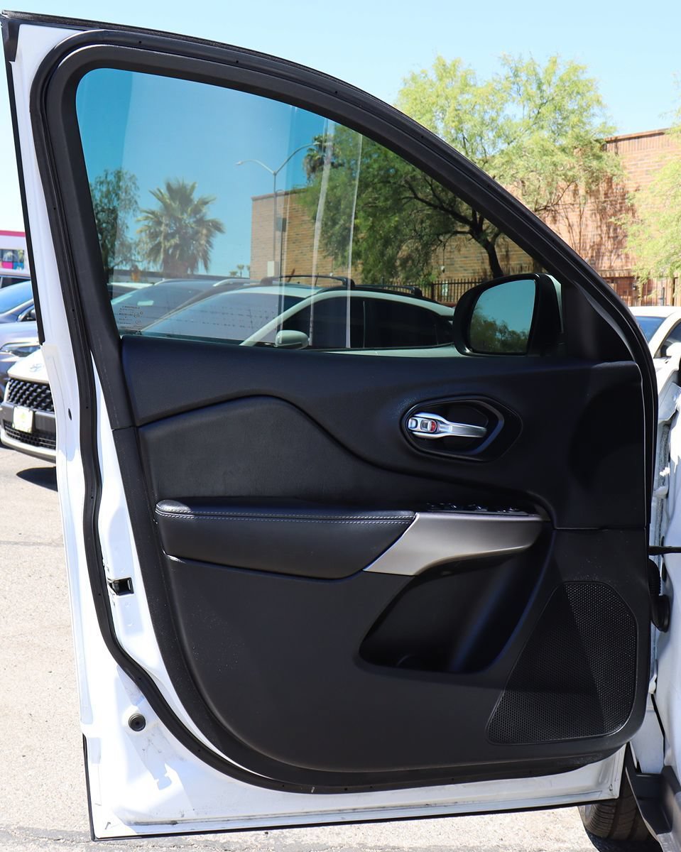 Used 2020 Jeep Cherokee Latitude FWD image 36